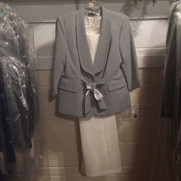 3 piece Ben Marc Suit - Picture 1 of 2